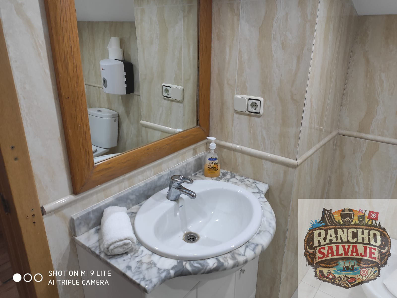 Detalle de lavabo y espejo de un baño de los alojamientos de Rancho Salvaje