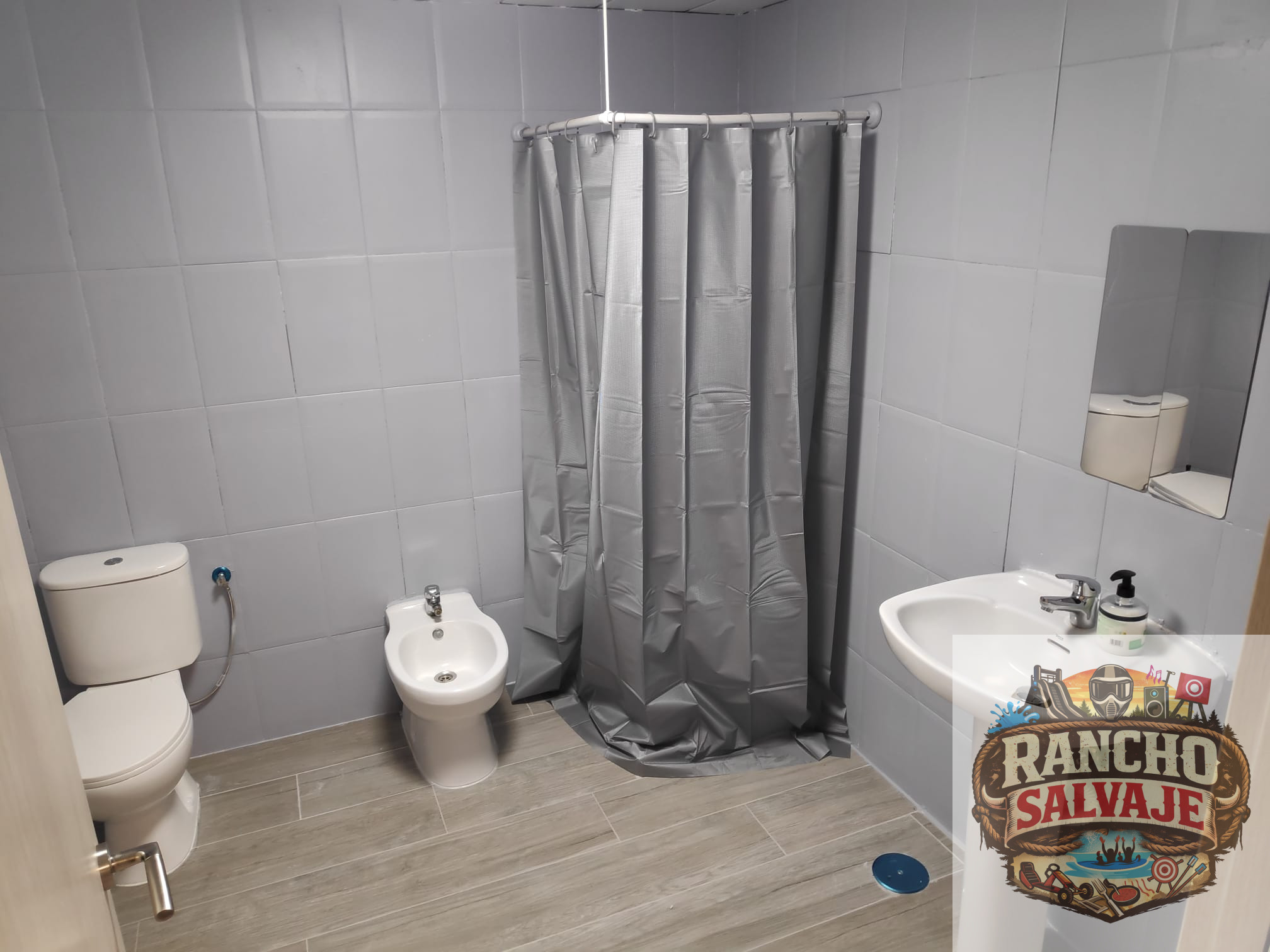Baño de los alojamientos de Rancho Salvaje con ducha, lavabo e inodoro
