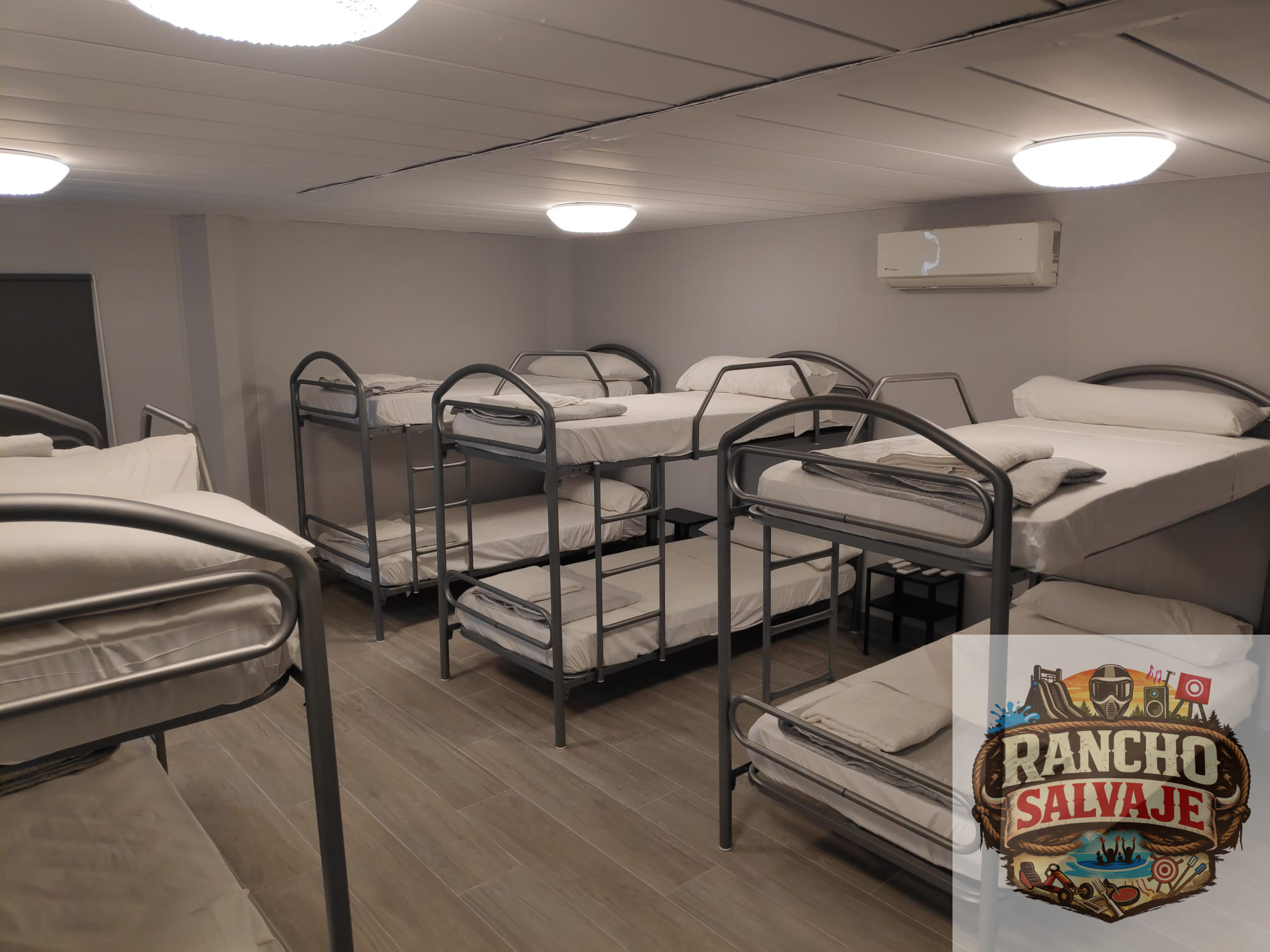 Habitación de alojamiento para grupos con literas en Rancho Salvaje